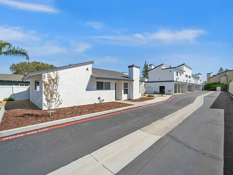 Hamilton Courtyard Apartments — Photo 1