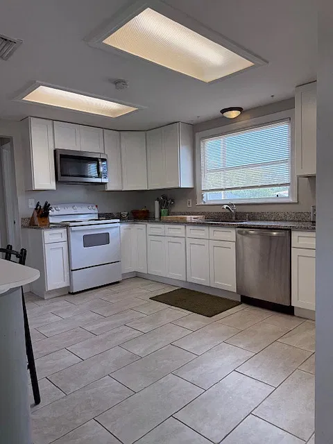 3 bed, 1.5 bath, 1576 sqft, $2,500 — Photo 2