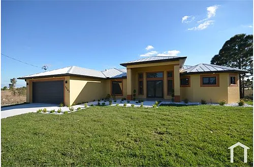 1242 Hathor St E Photo 1