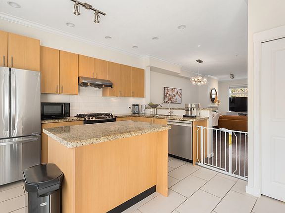 4th image of 319 W 59th Ave