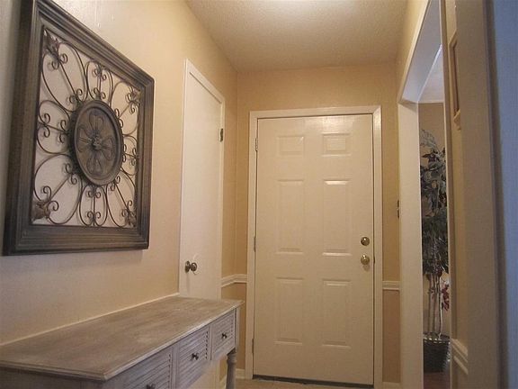 3rd image of 920 Shakespeare Dr