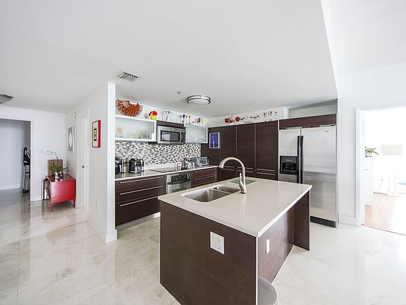 5th image of 1900 N Bayshore Dr APT 1602