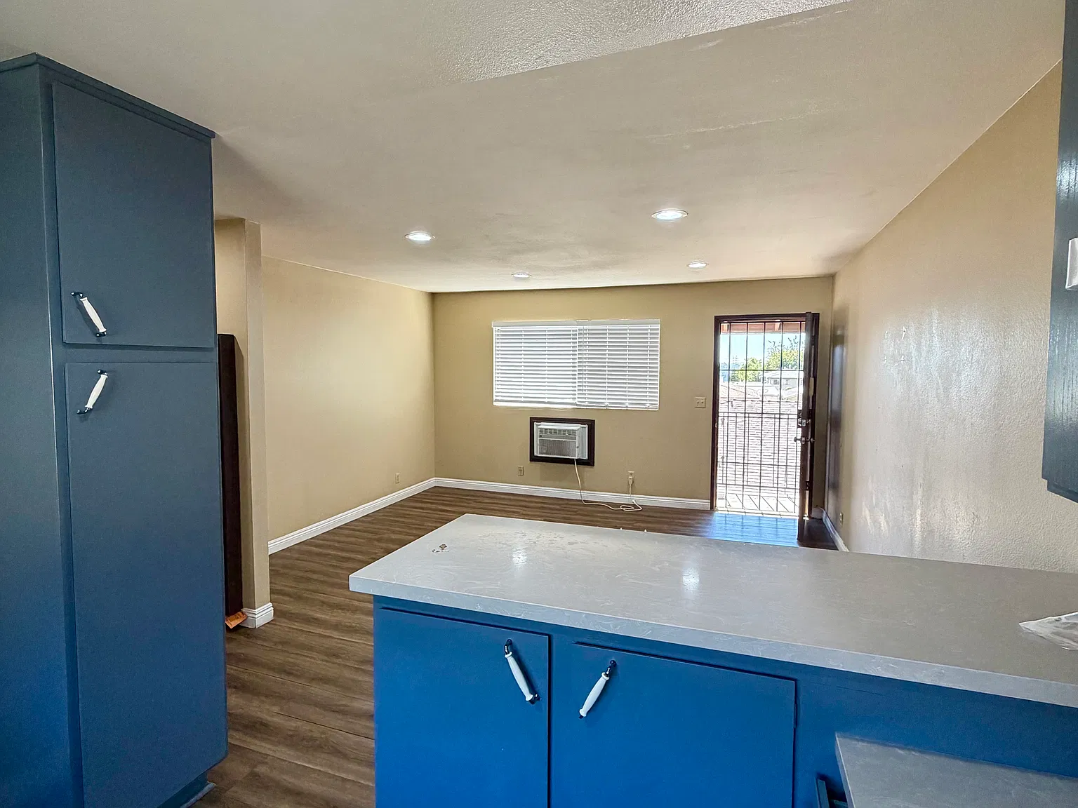 2 bed, 700 sqft, $2,280 — Photo 3