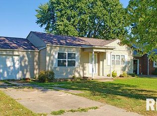 1327 N Cherry St, Mount Carmel, IL 62863