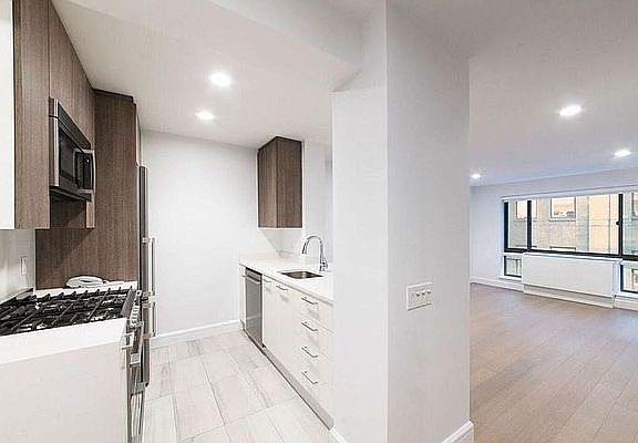 2nd image of 311 W 50th St #D12b