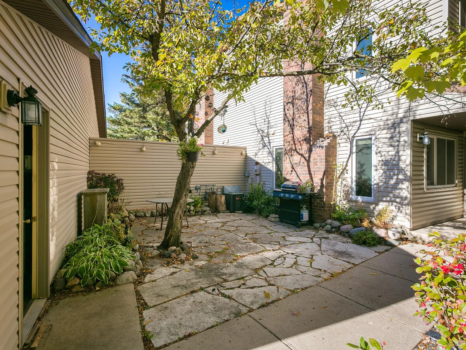 2 bed, 1092 sqft, $2,300 — Photo 4