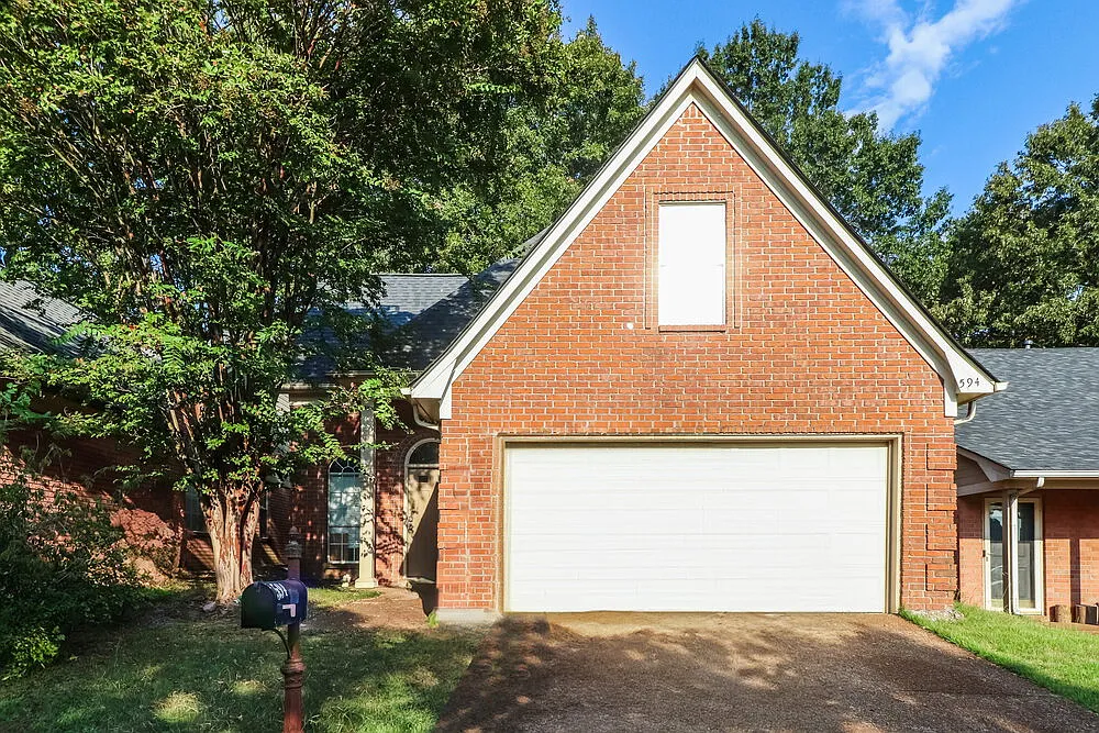 3 bed, 2.5 bath, 1606 sqft, $1,815 — Photo 1