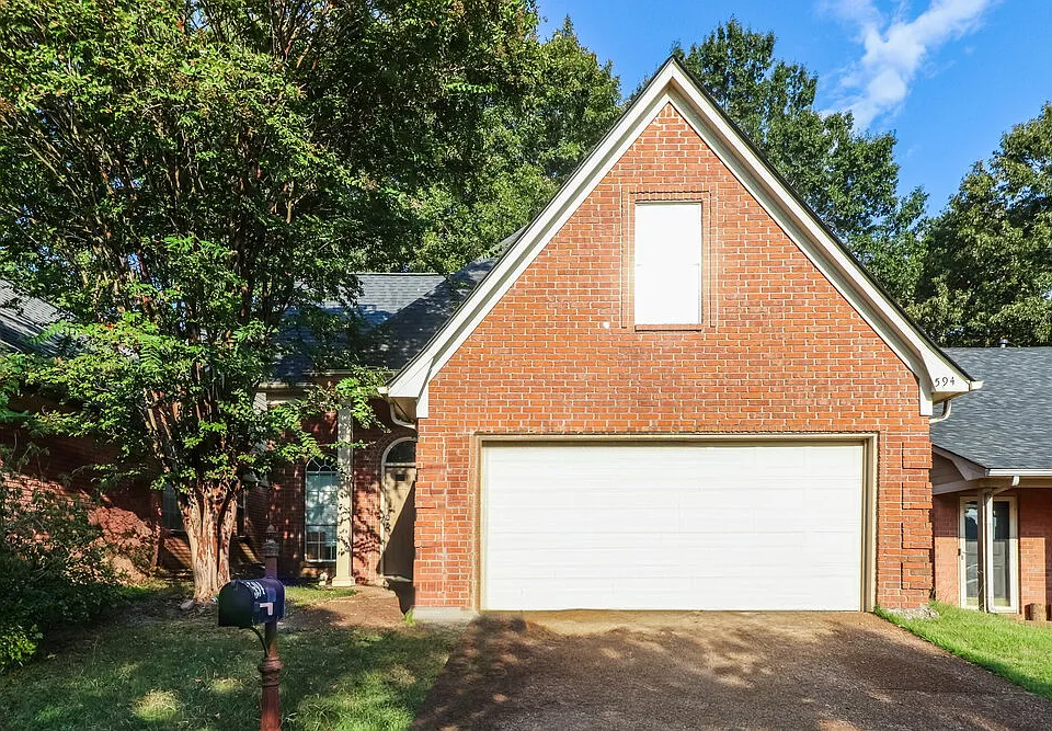 594 Ashley Glen Cir E