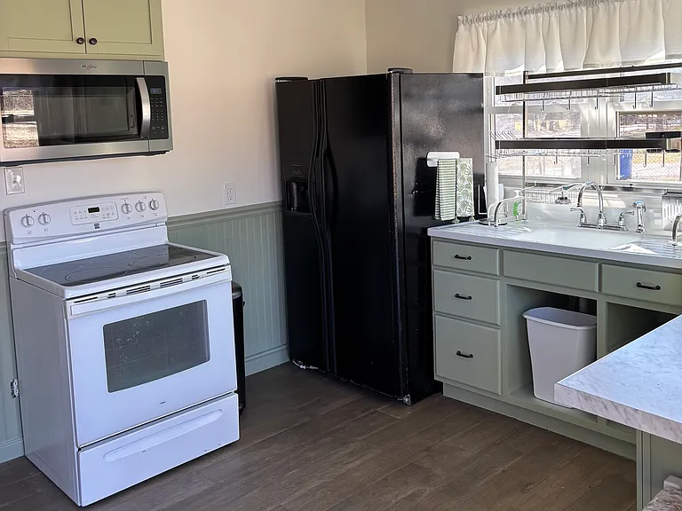 Kitchen
Microwave, Refrigerator/ Freezer, Stove