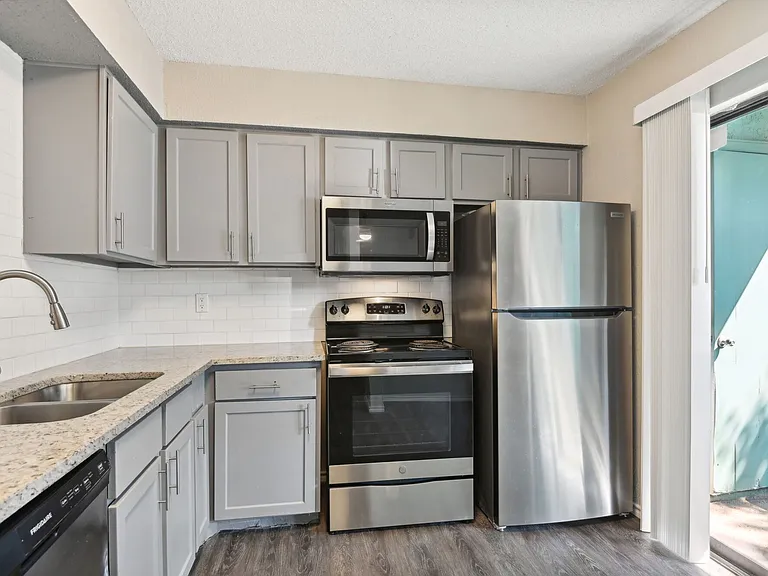 Blakely Apartments — Photo 25