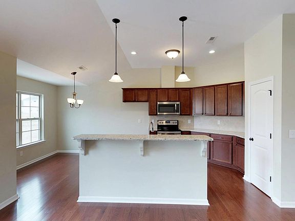 5th image of 343 Crimson Dr