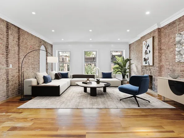 330 W 46th St APT 1, New York, NY 10036