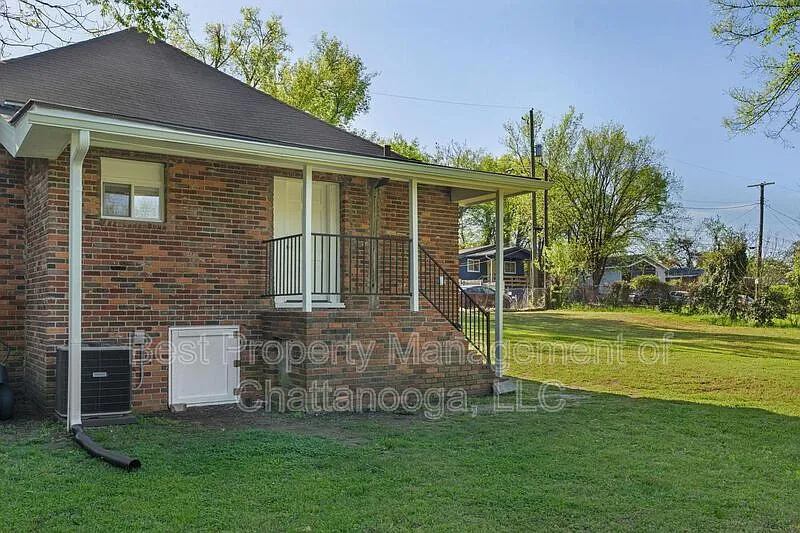 3 bed, 2.0 bath, 1120 sqft, $1,650 — Photo 2
