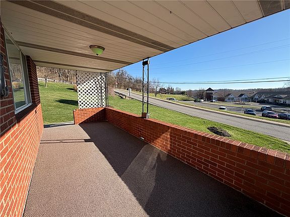 4th image of 100 Pinewood Dr