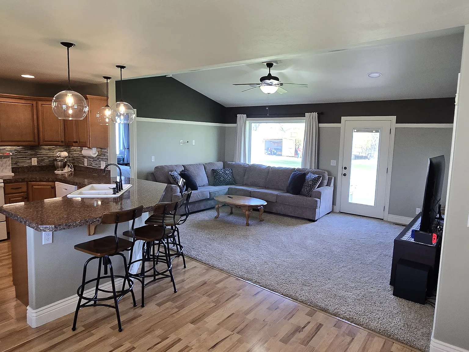 3 bed, 1424 sqft, $1,900 — Photo 3