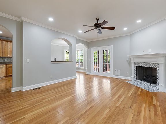 4th image of 620 Regent Park Dr