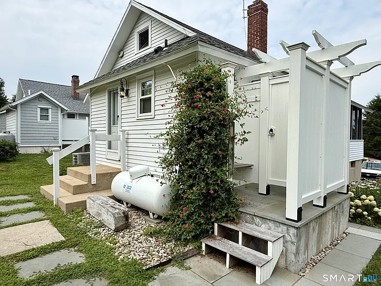 10 Reeves Ave — Photo 18