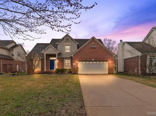 160 Liza Ln, Commerce Township, MI 48382