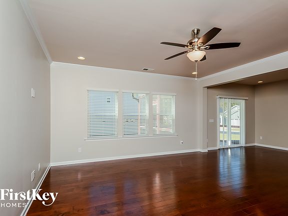 3rd image of 327 Thornbury St