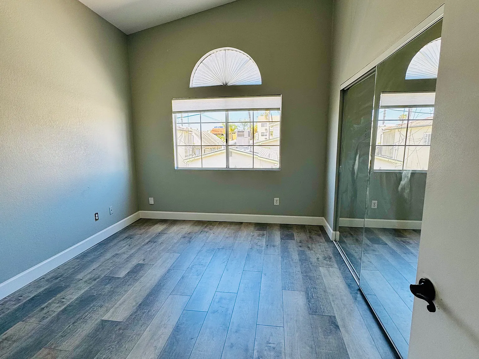 2 bed, 900 sqft, $3,500 — Photo 2