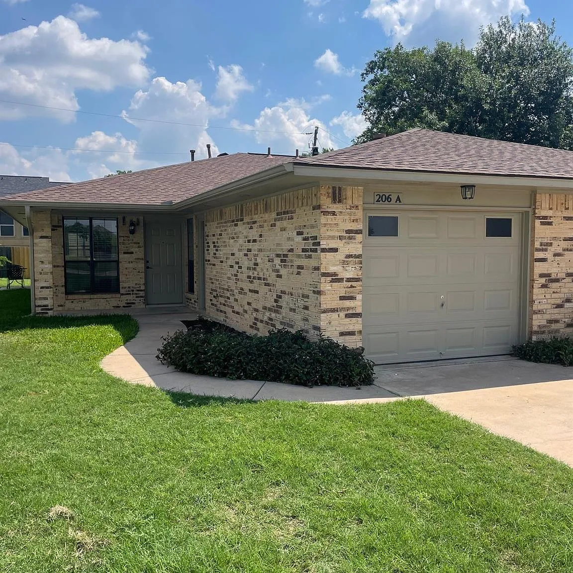 2 bed, 1.0 bath, 1988 sqft, $1,600 — Photo 1