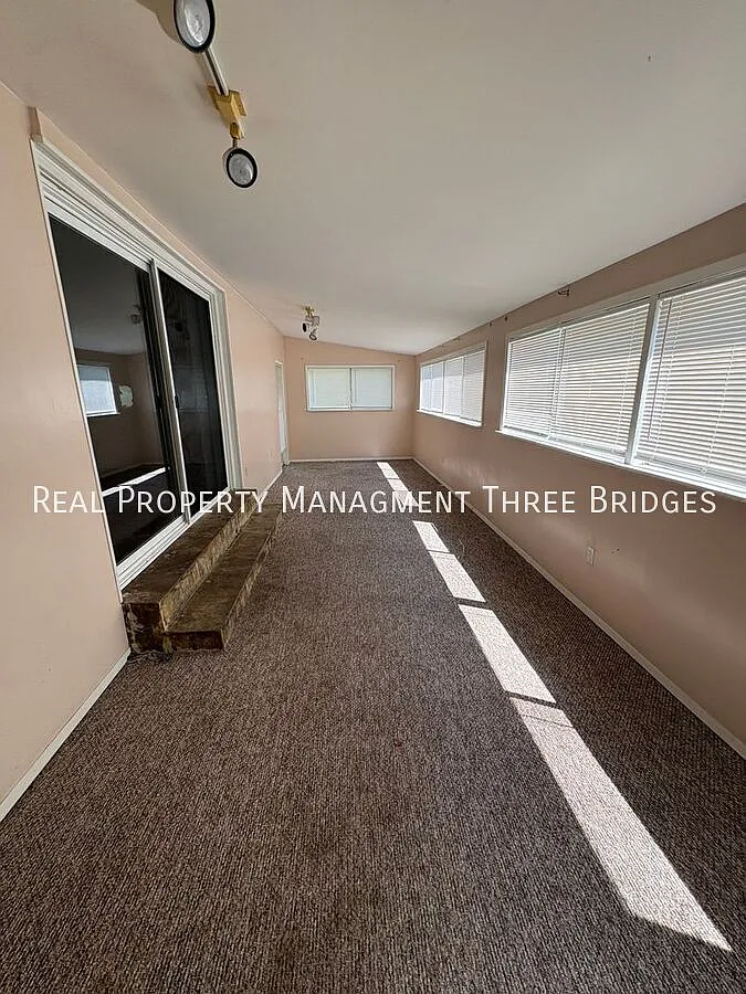 Florissant 3br/1ba Spacious Home — Photo 3