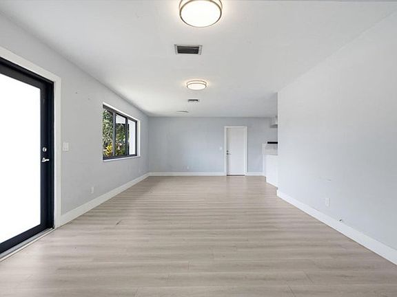 3rd image of 21341 NE 25th Ct
