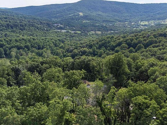 4th image of 19 Cedar Top Ln