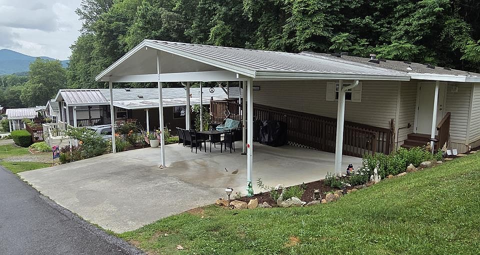 1st image of 210 Country Woods Dr