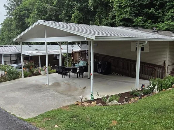 210 Country Woods Dr, Franklin, NC 28734