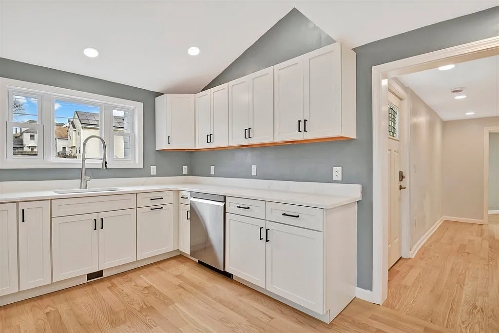 3 bed, 2.0 bath, 1158 sqft, $3,000 — Photo 3