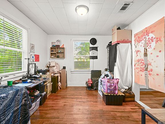 4th image of 836 Violet St