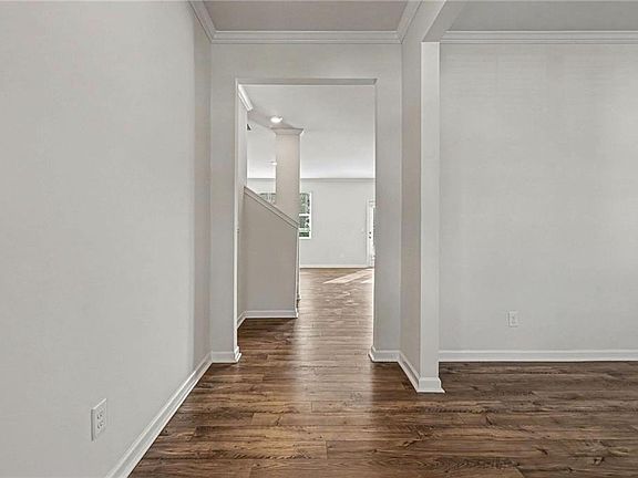 5th image of 243 Berkeley Trce