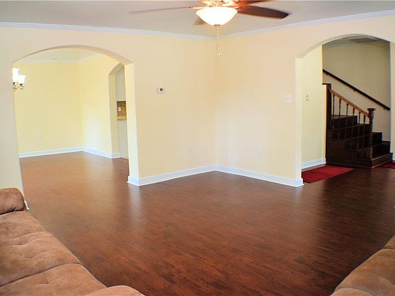 5th image of 838 Woodlawn Ave