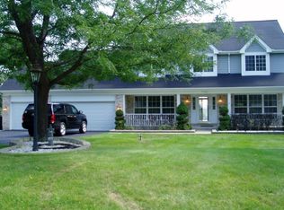 9702 Fox Bluff Ln, Spring Grove, IL 60081