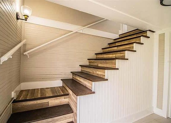 3rd image of 910 Oakhill St #1