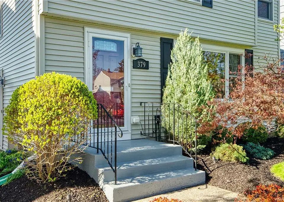 1st image of 379 Oakvale Blvd