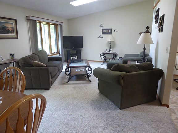 3rd image of 780 Riverwood Dr SW