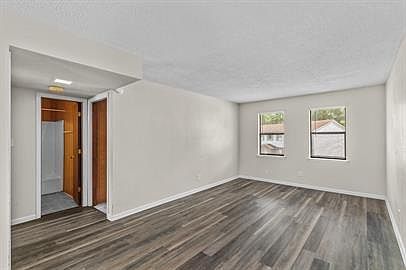 2nd image of 107 Ravenwood Dr #1-D-1