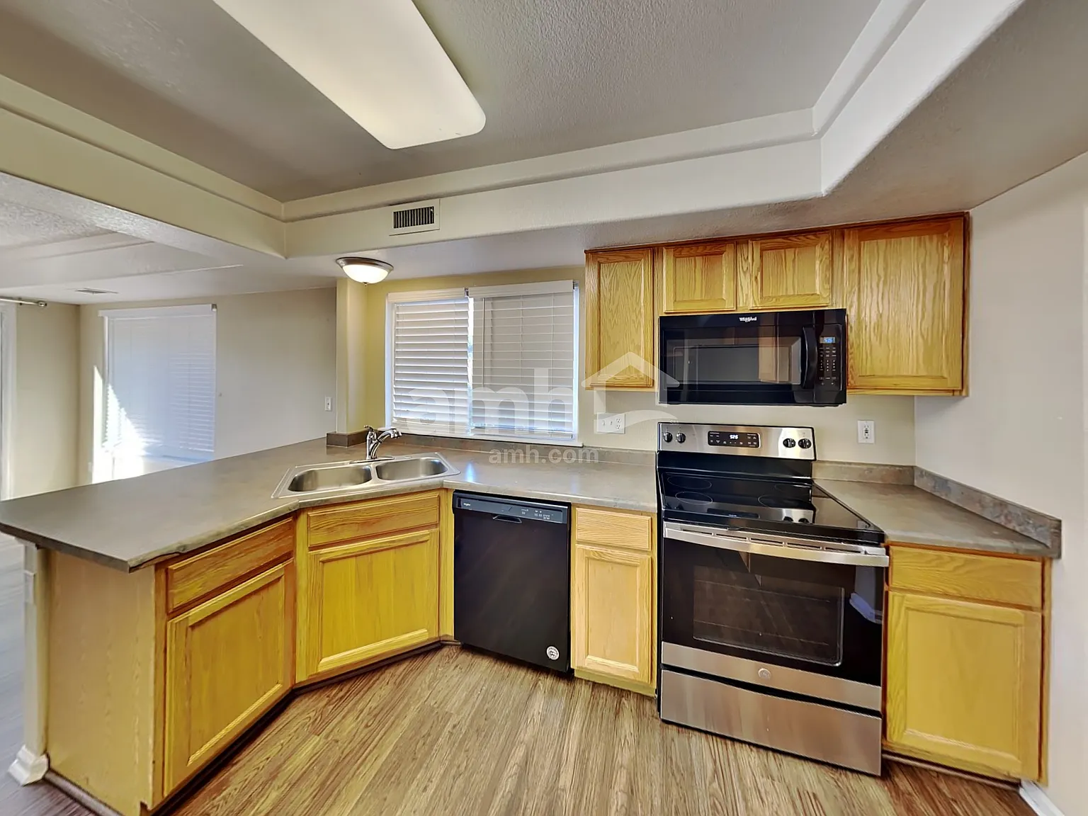 3 bed, 2.5 bath, 1646 sqft, $2,865 — Photo 3