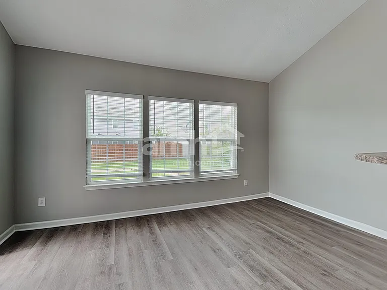 676 Classic Ln — Photo 5