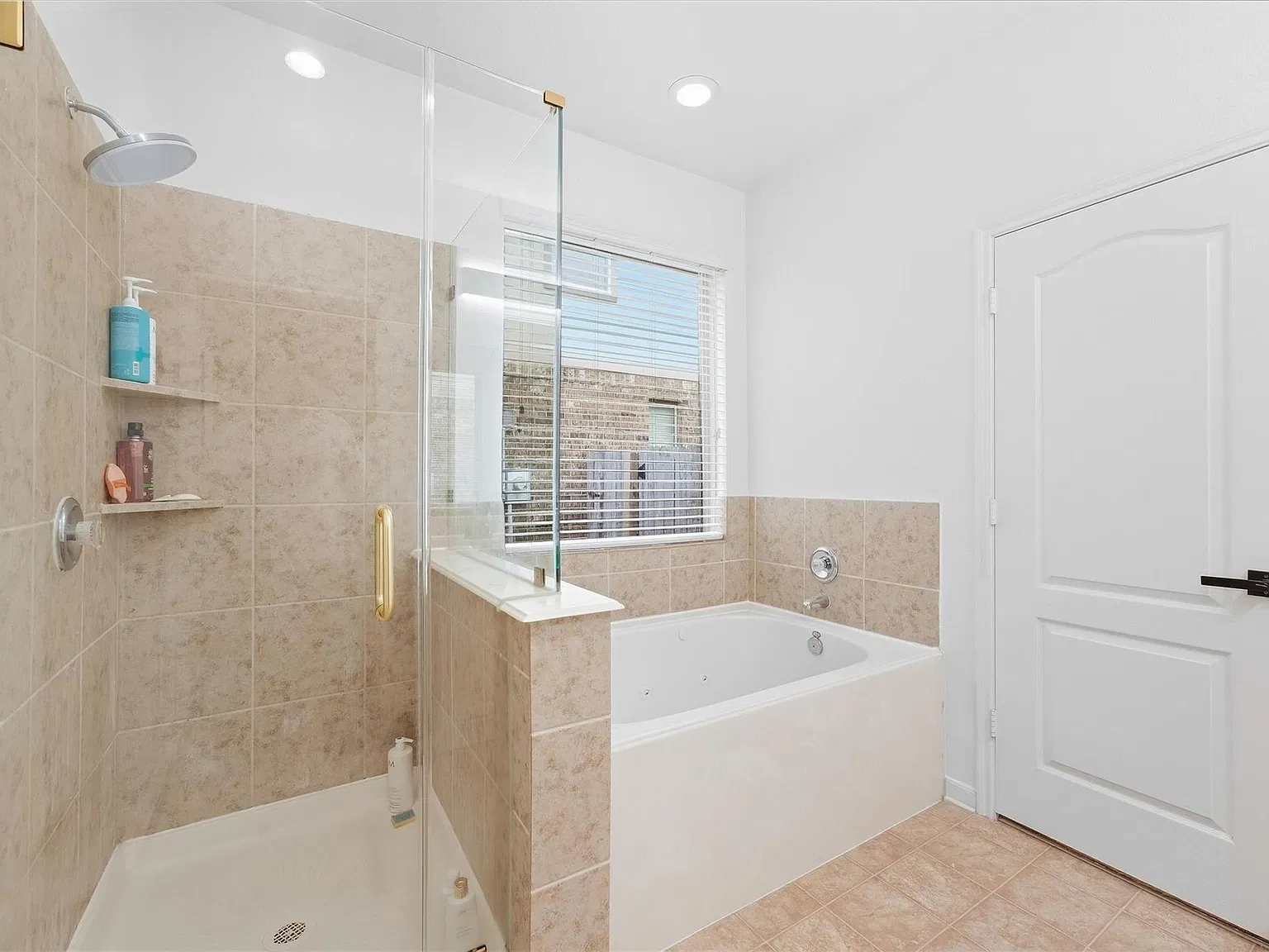 3 bed, 2.0 bath, 1953 sqft, $2,500 — Photo 2