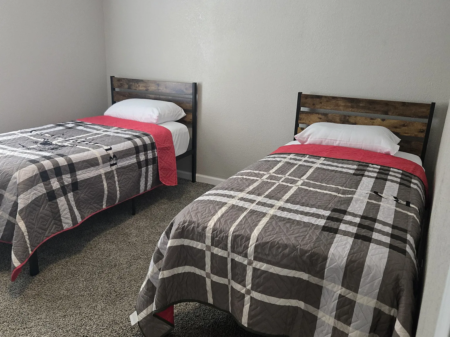 3 bed, 1600 sqft, $1,000 — Photo 3