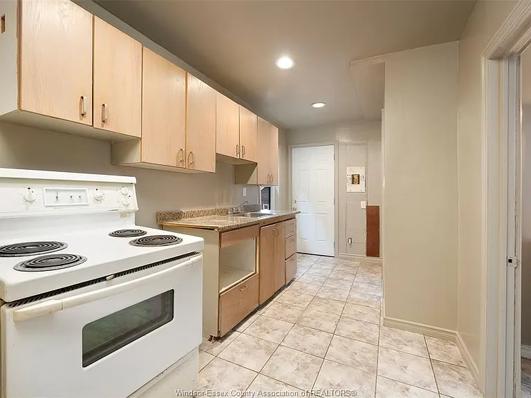 989 Lincoln Rd — Photo 3
