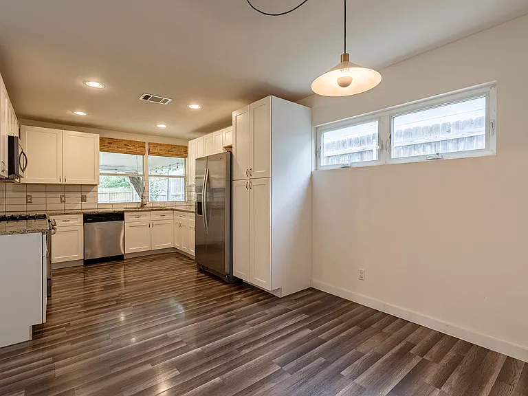 1001 Echo Ln — Photo 5