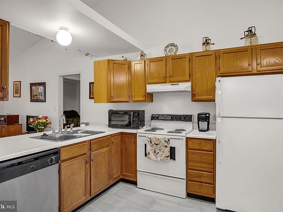 4th image of 26 Southpoint Dr