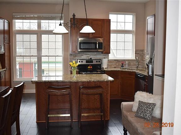 3rd image of 28 Grandview Dr