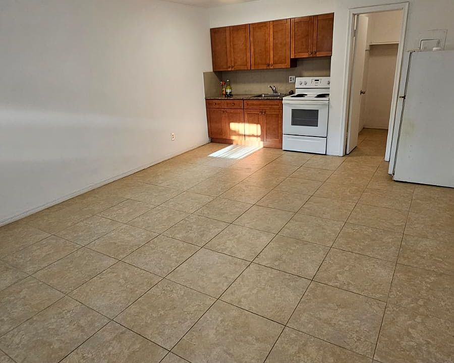 1st image of 717 NE 1st St Unit 7