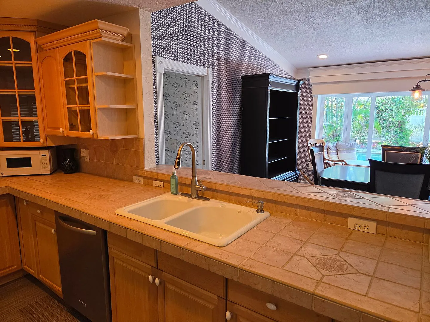 Move-In Ready Palm Harbor Pool Home Furnished & Pet Friendly — Photo 2