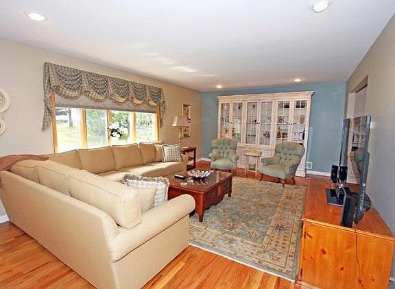 3rd image of 14 Aldom Cir